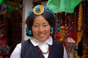 དཔལ་ལྡན་སྒོམ་འགྲུབ། (Pal Den Gomdrub): Precious Stones of Women's Heritage