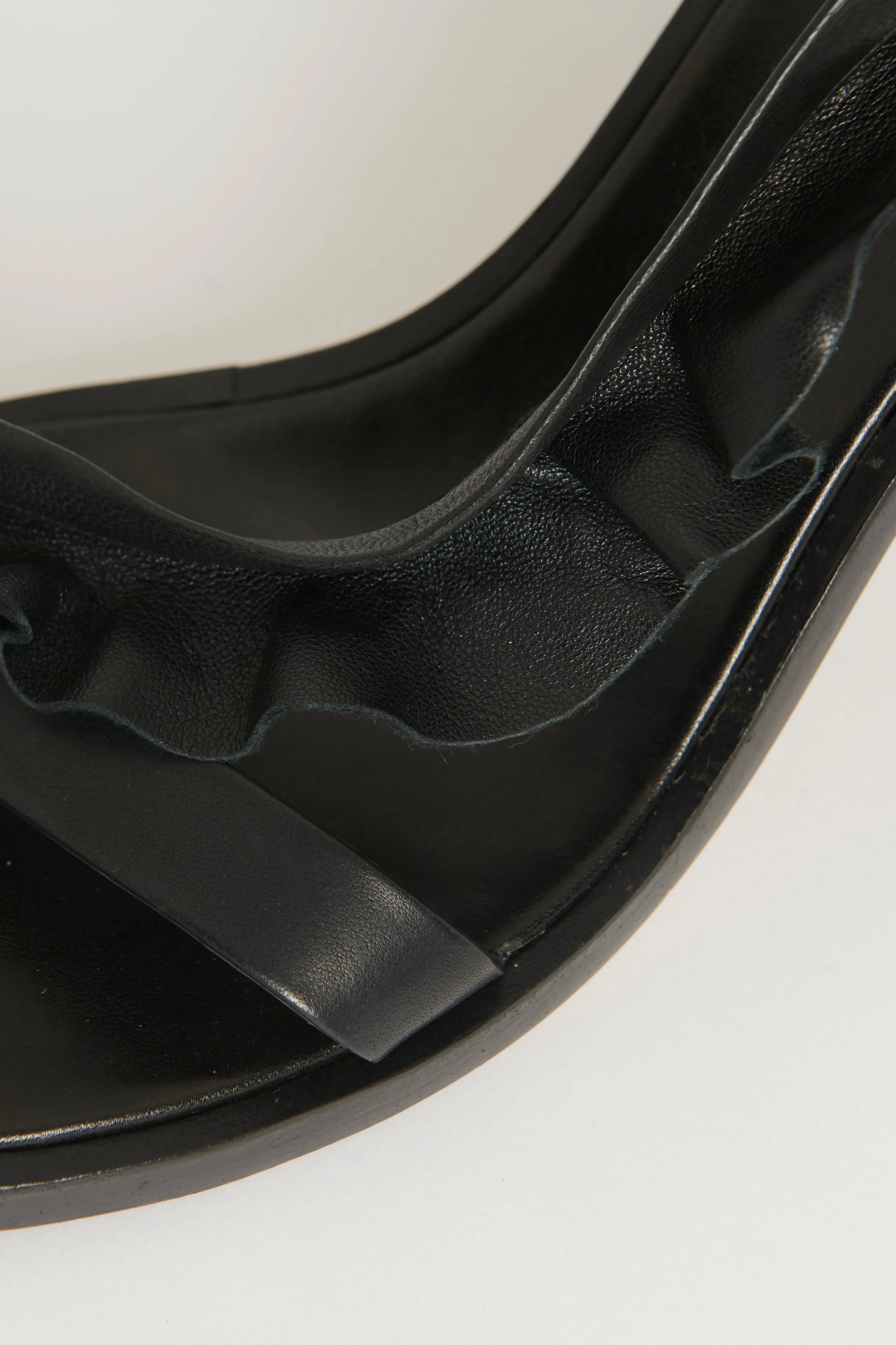 Black Leather Ruffle Tie Detail Preowned Sandal