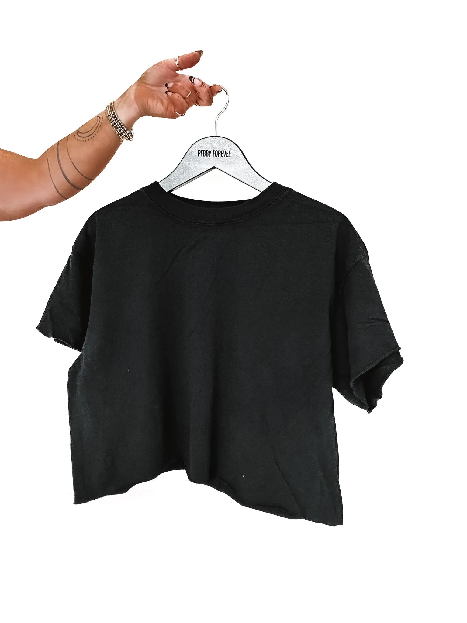 CROPPED PEBBY BASICS BLACK TEE