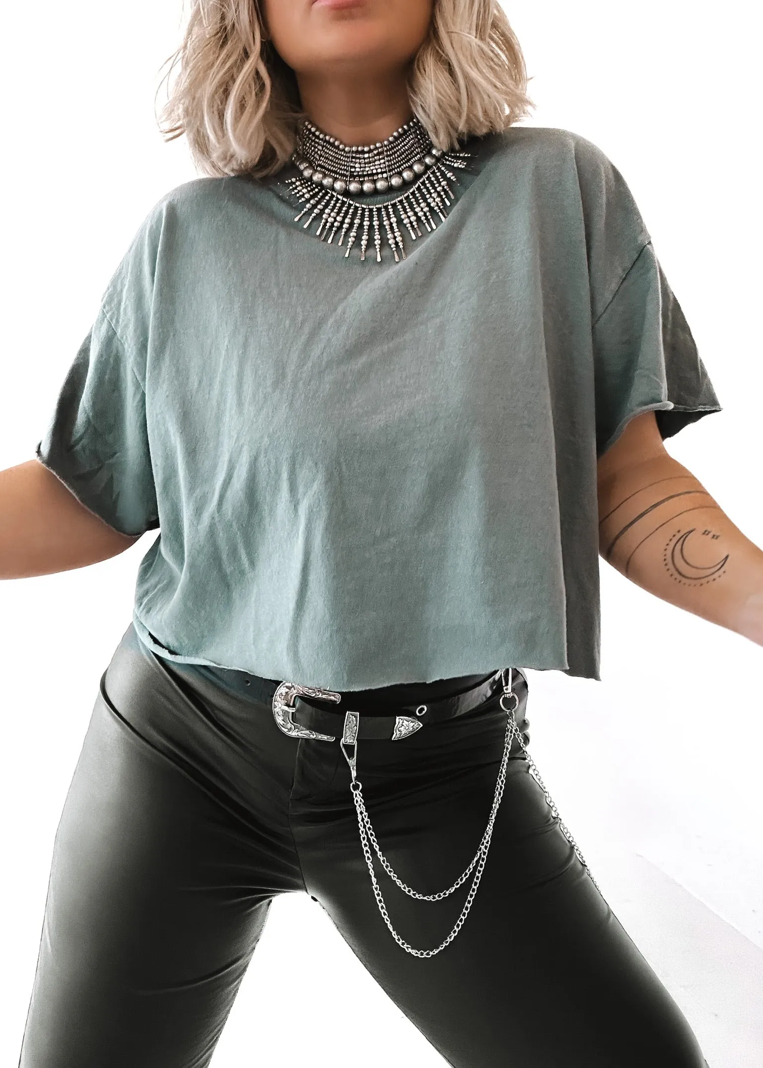 CROPPED PEBBY BASICS TEAL TEE