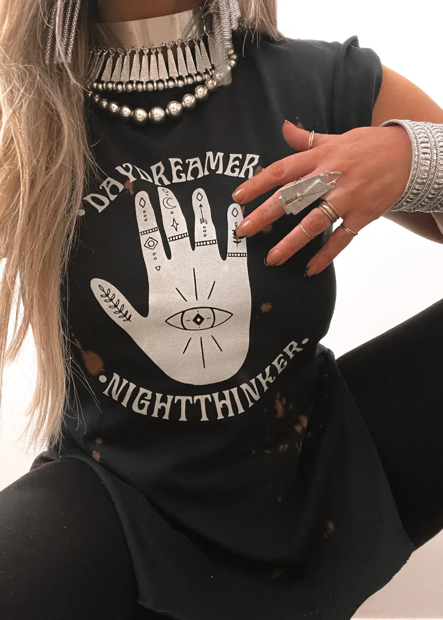 DAYDREAMER NIGHT THINKER BLEACHED OUT SIDE SLIT TEE