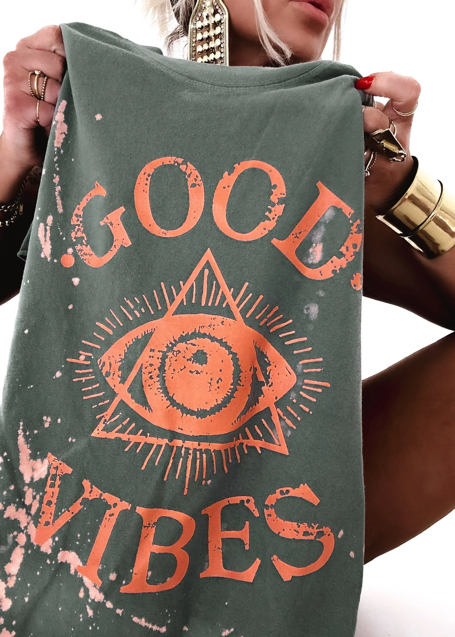 GOOD VIBES (PEACH) BLEACHED OUT SIDE SLIT TEE